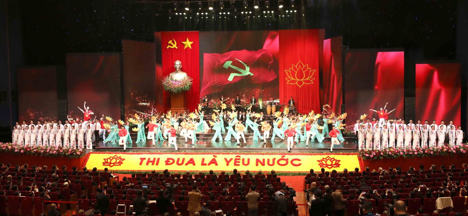 Tiết mục nghệ thuật chào mừng Đại hội thi đua yêu nước toàn quốc lần thứ X.