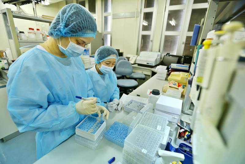 Các cán bộ của Viện Vệ sinh dịch tễ Trung ương đã phân lập thành công virus SARS-CoV-2.