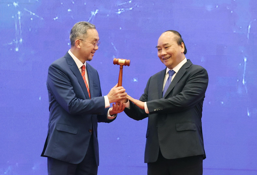 Thủ tướng Nguyễn Xuân Phúc, Chủ tịch ASEAN 2020 trao chiếc búa gỗ cho Đại sứ Brunei tại Việt Nam - nước giữ vai trò Chủ tịch ASEAN 2021.
