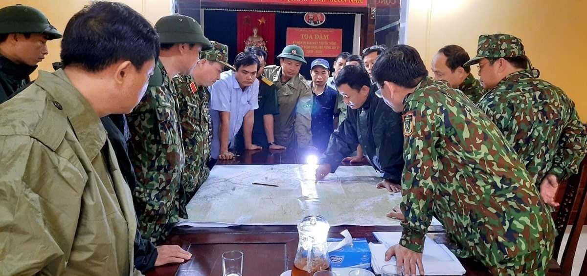 Chủ tịch UBND huyện Phong Điền Nguyễn Văn Bình (sơ mi ngắn tay xanh nhạt) họp bàn trước lúc lên đường cứu trợ đoàn công nhân mất tích tại Thủy điện Rào Trăng 3.