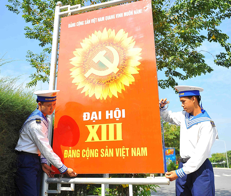 Các chiến sĩ Vùng 2 Hải quân trang trí, tuyên truyền, cổ động bằng pa nô về Đại hội đại biểu toàn quốc lần thứ XIII của Đảng.