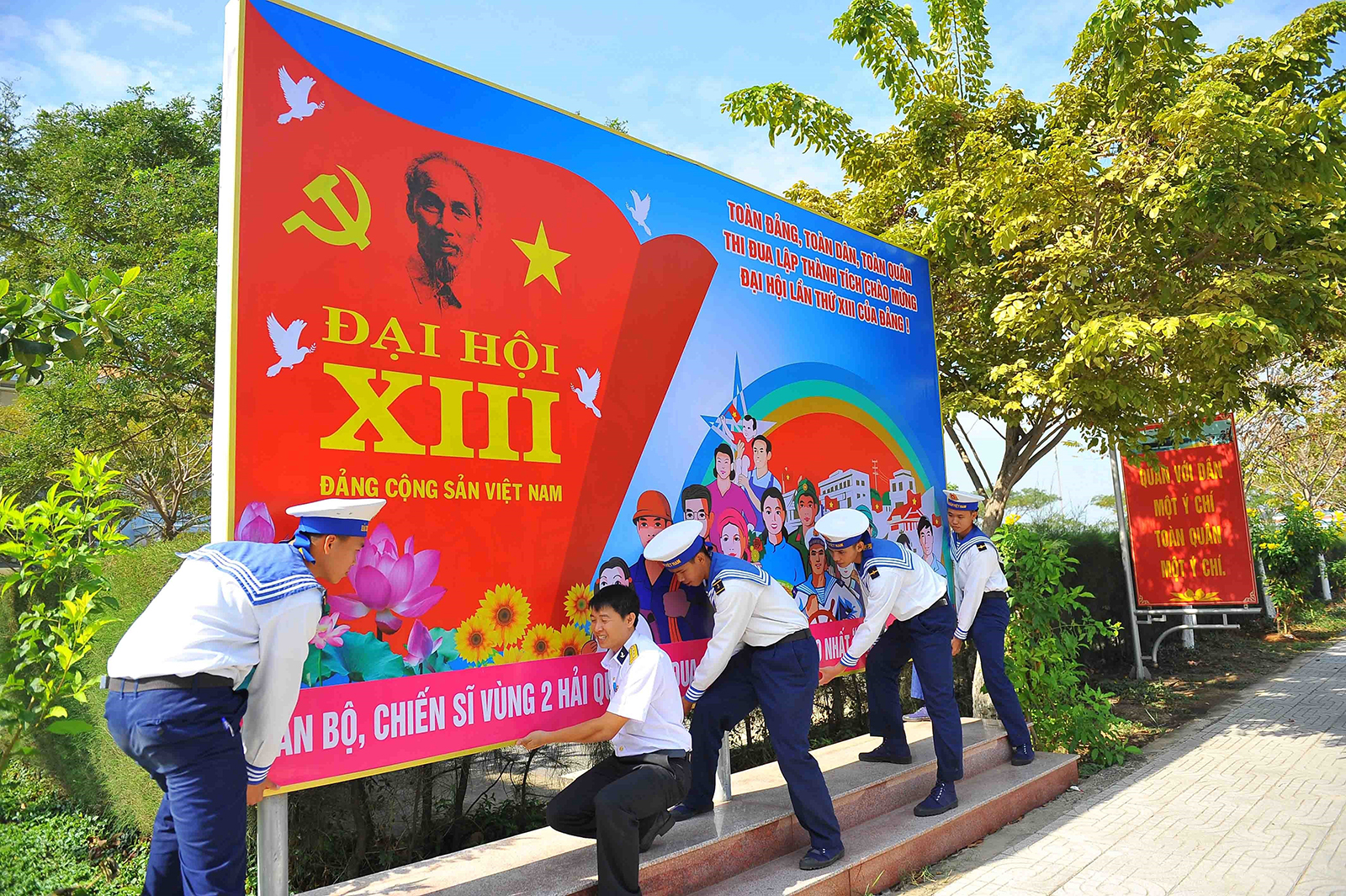 Các chiến sĩ Vùng 2 Hải quân trang trí pa nô về Đại hội đại biểu toàn quốc lần thứ XIII của Đảng.
