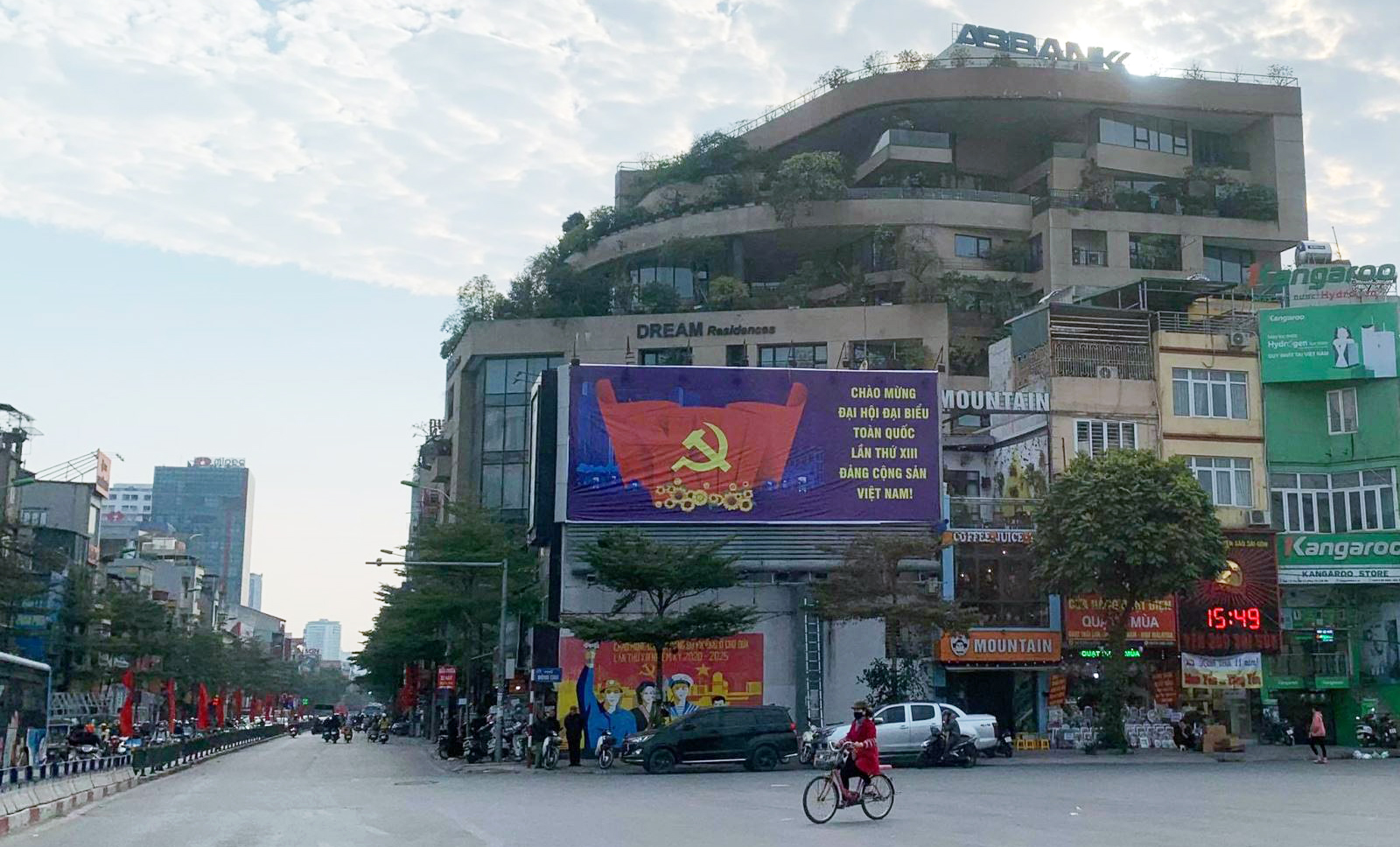Hà Nội rực rỡ cờ hoa đón chào Đại hội đại biểu toàn quốc lần thứ XIII của Đảng.