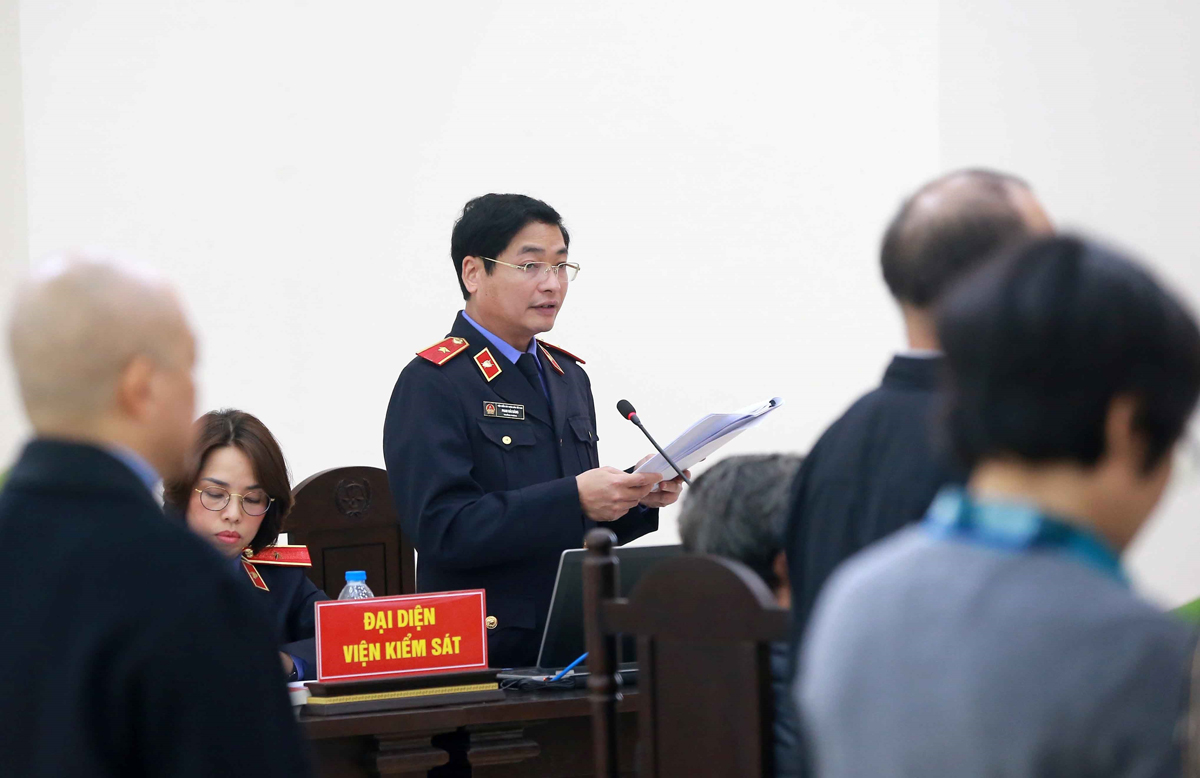 Đại diện Viện kiểm sát đọc bản cáo trạng truy tố các bị cáo tại phiên tòa xét xử sơ thẩm 14 bị cáo trong vụ án Tổng Công ty Viễn thông MobiFone mua 95% cổ phần của Công ty Cổ phần nghe nhìn Toàn Cầu (AVG).