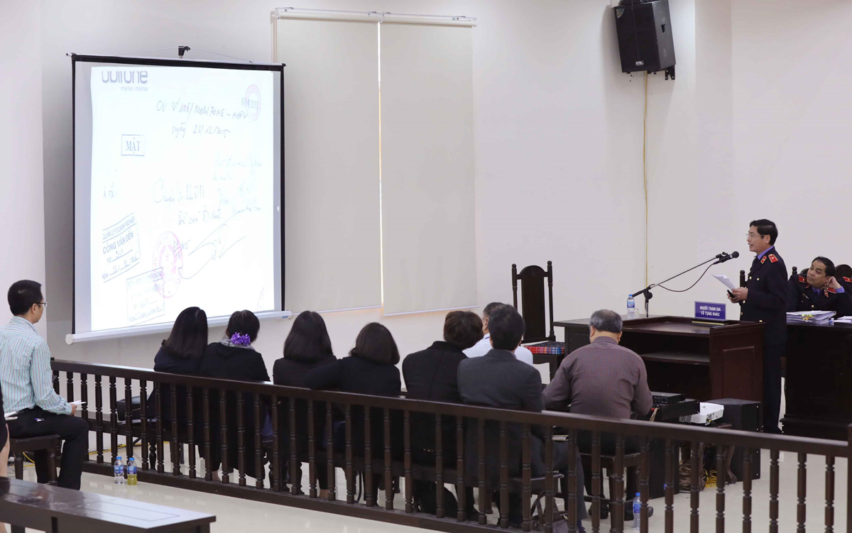 Đại diện Viện kiểm sát đưa ra bằng chứng công văn đóng dấu "Mật" của Tổng Công ty Viễn thông MobiFone chuyển đến lãnh đạo Bộ Thông tin và Truyền thông trong vụ án Tổng Công ty Viễn thông MobiFone mua 95% cổ phần của Công ty Cổ phần nghe nhìn Toàn Cầu (AVG), tháng 12/2019.