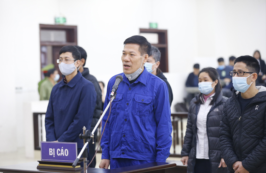 Bị cáo Nguyễn Nhật Cảm (nguyên Giám đốc CDC Hà Nội) khai báo trước Hội đồng xét xử.