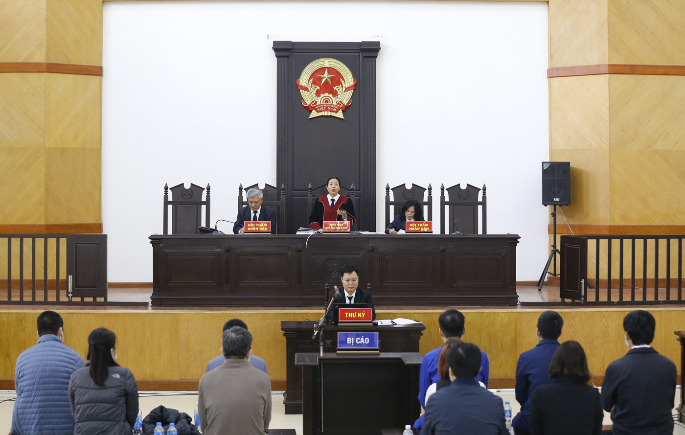 Tòa án nhân dân thành phố Hà Nội tuyên án bị cáo Nguyễn Nhật Cảm (nguyên Giám đốc CDC Hà Nội) và các đồng phạm liên quan, tại phiên tòa xét xử sơ thẩm vụ án “Vi phạm quy định về đấu thầu gây hậu quả nghiêm trọng” xảy ra tại Trung tâm kiểm soát bệnh tật thành phố Hà Nội (CDC Hà Nội).