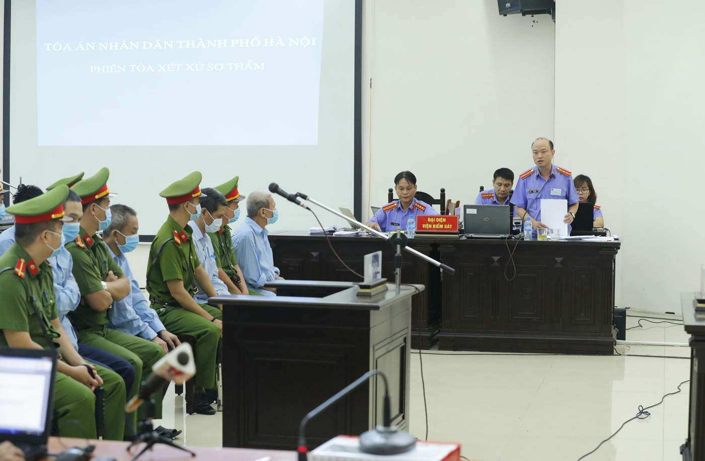 Đại diện Viện Kiểm sát nhân dân TP Hà Nội nêu quan điểm về vụ án tại phiên tòa xét xử sơ thẩm vụ án giết người và chống người thi hành công vụ tại xã Đồng Tâm, huyện Mỹ Đức, Hà Nội.