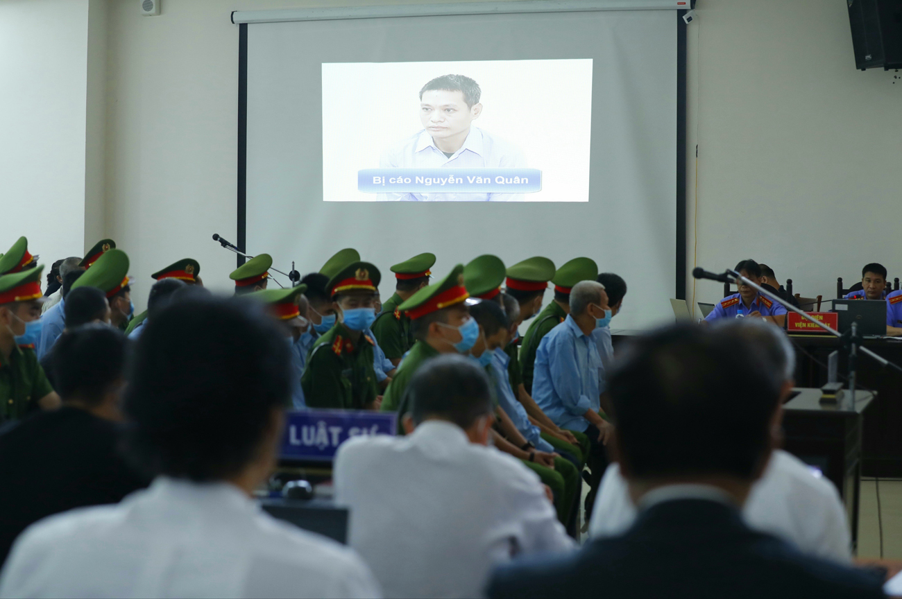 Hội đồng xét xử cho trình chiếu video lời khai của bị cáo tại phiên tòa xét xử sơ thẩm vụ án “Giết người” và “Chống người thi hành công vụ” xảy ra tại thôn Hoành (xã Đồng Tâm, huyện Mỹ Đức, Hà Nội).