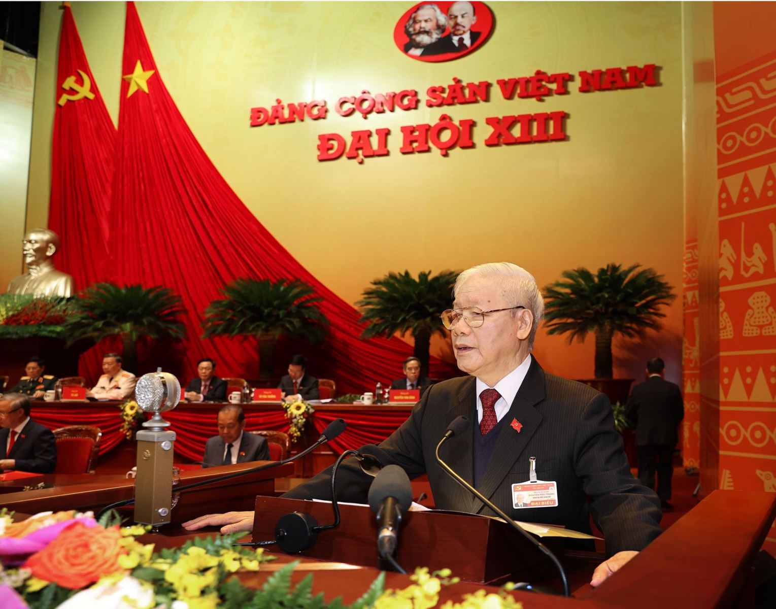Đồng chí Nguyễn Phú Trọng, Tổng Bí thư Ban Chấp hành Trung ương Đảng, Chủ tịch nước CHXHCN Việt Nam đọc Báo cáo chính trị của Ban Chấp hành Trung ương Đảng khóa XII và các văn kiện trình Đại hội.