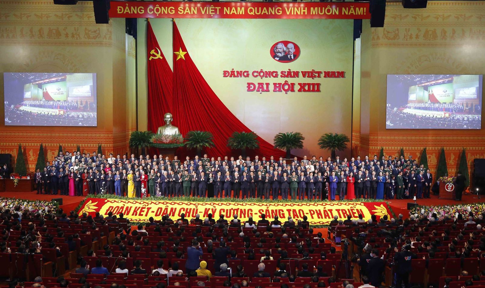 Ban Chấp hành Trung ương Đảng khóa XIII gồm 200 đồng chí tiêu biểu cho trên 5 triệu đảng viên, có đủ tiêu chuẩn về phẩm chất, đạo đức, năng lực, trình độ để gánh vác trọng trách mà Đảng và nhân dân giao phó.