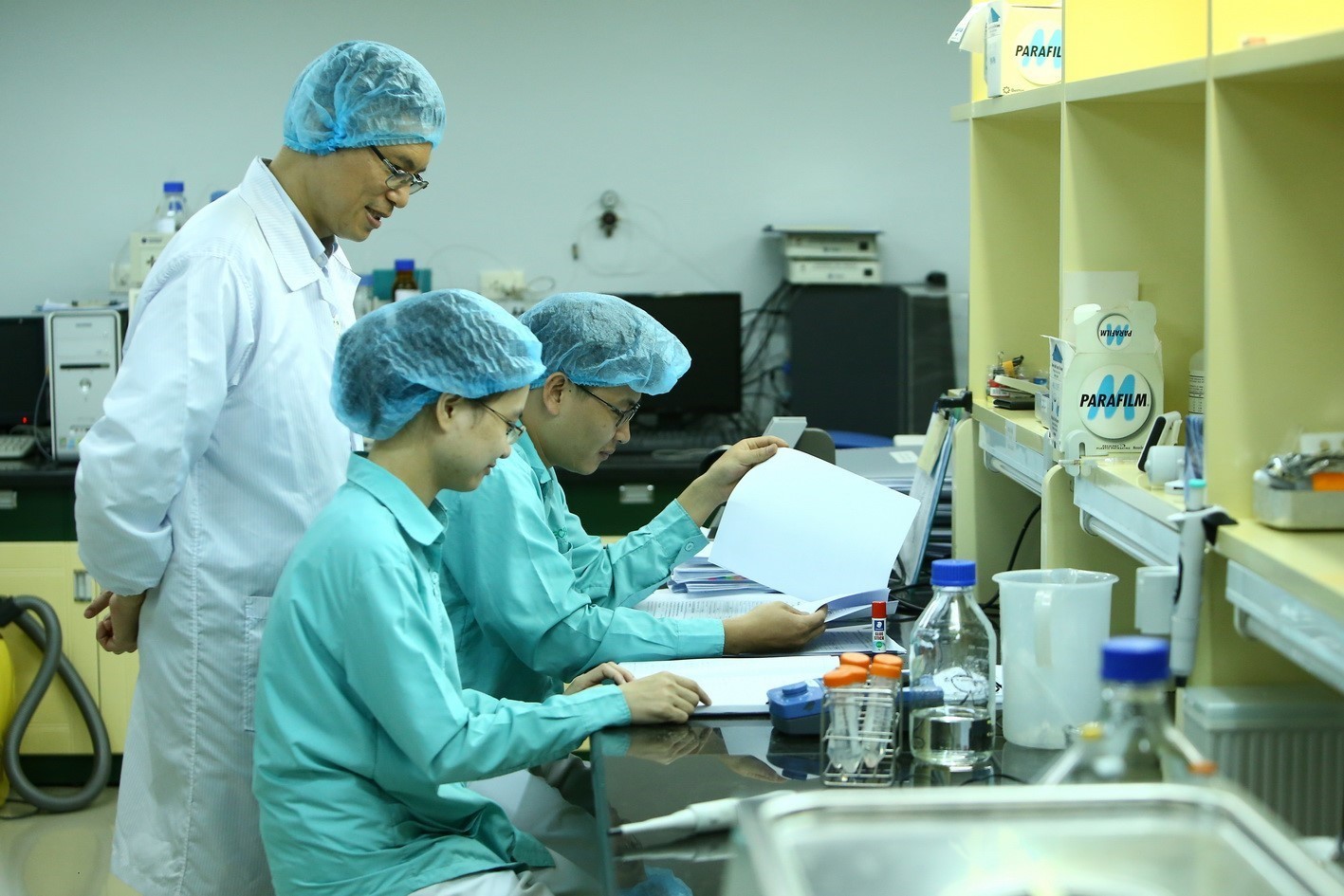 Các nhà nghiên cứu của VABIOTECH nỗ lực nghiên cứu vaccine phòng COVID-19.