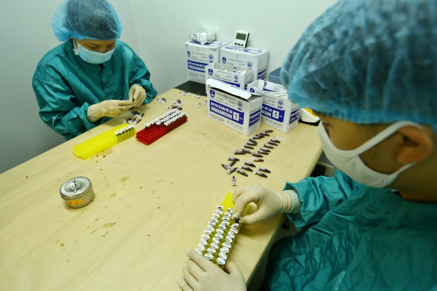 Các nhà nghiên cứu vaccine trong phòng thí nghiệm.