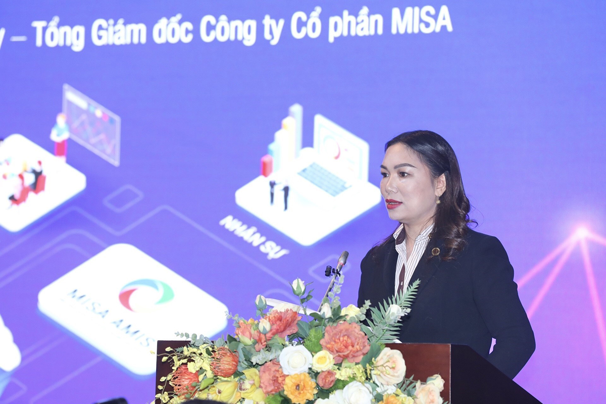 Bà Đinh Thị Thúy, Tổng giám đốc Công ty Cổ phần MISA giới thiệu về tảng quản trị doanh nghiệp hợp nhất - Misa Amis. Misa Amis mang tinh thần sản phẩm Make in Viet Nam - được sáng tạo, thiết kế để giải quyết bài toán chuyển đổi số cho doanh nghiệp Việt nói riêng và góp phần thúc đẩy tiến trình đưa Việt Nam thành quốc gia số nói chung.