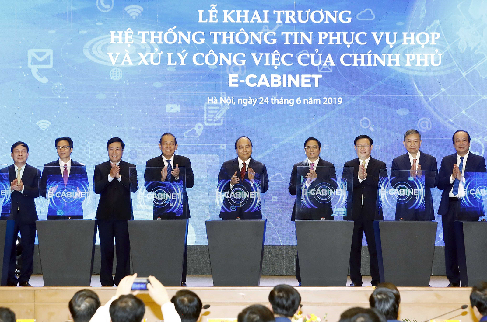 Thủ tướng Nguyễn Xuân Phúc và các đại biểu thực hiện nghi thức khai trương hệ thống thông tin phục vụ họp và xử lý công việc của Chính phủ E-Cabinet.
