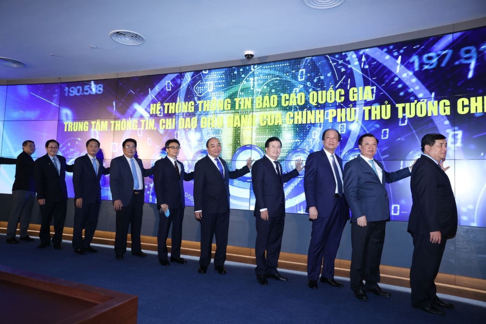 Thủ tướng Nguyễn Xuân Phúc, Chủ tịch Ủy ban Chính phủ điện tử quốc gia dự Lễ khai trương Hệ thống thông tin báo cáo quốc gia; Trung tâm thông tin, chỉ đạo điều hành của Chính phủ, Thủ tướng Chính phủ và công bố dịch vụ công thứ 1.000 trên Cổng Dịch vụ công quốc gia, ngày 19/8/2020.