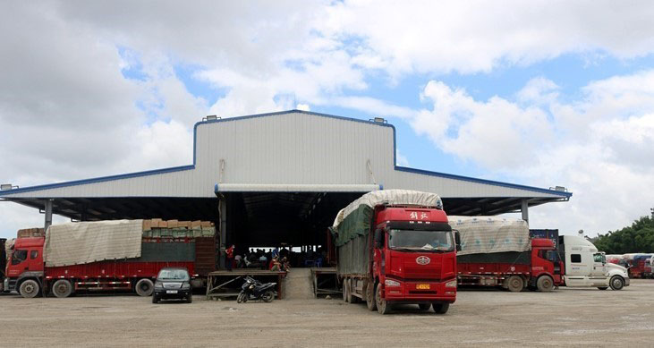 Bốc xếp hàng hóa tại bãi kiểm hóa Tân Đại Dương, cửa khẩu quốc tế Móng Cái, thành phố Móng Cái, Quảng Ninh.