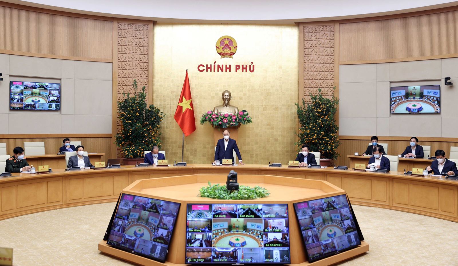 Sáng 24/2, Thủ tướng Nguyễn Xuân Phúc chủ trì họp Thường trực Chính phủ với Ban Chỉ đạo quốc gia về phòng chống COVID-19.
