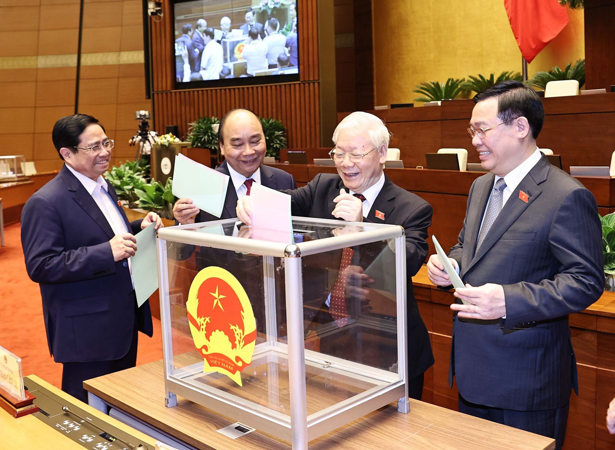 Tổng Bí thư Nguyễn Phú Trọng, Chủ tịch nước Nguyễn Xuân Phúc, Thủ tướng Phạm Minh Chính, Chủ tịch Quốc hội Vương Đình Huệ bỏ phiếu bầu Phó Chủ tịch nước, một số ủy viên Ủy ban Thường vụ Quốc hội.