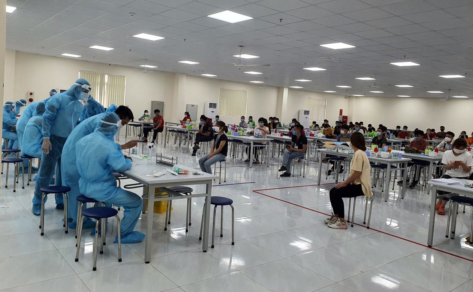 Cán bộ y tế làm xét nghiệm COVID-19 cho công nhân tại Khu công nghiệp Vân Trung (Bắc Giang).