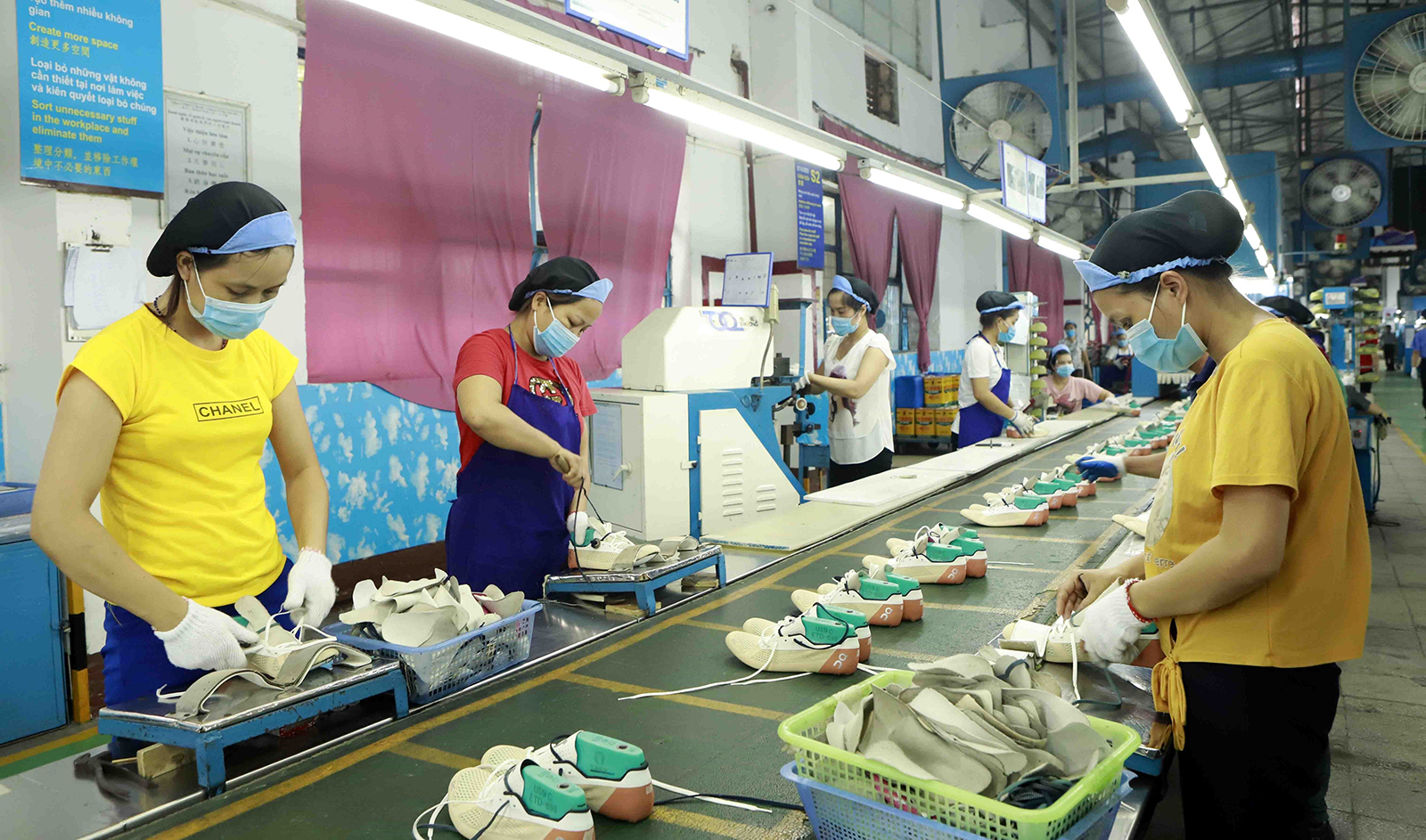 Công ty giầy Phúc Yên (Vĩnh Phúc) phấn đấu năm 2021 sản xuất 1.2 triệu đôi giày phục vụ thị trường trong nước và xuất khẩu.