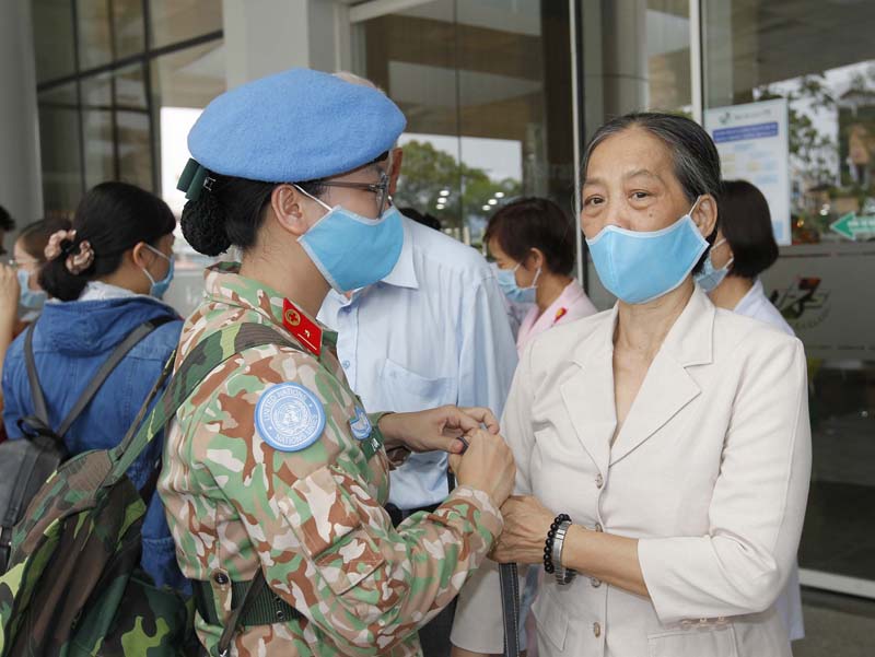 Mẹ của Thiếu úy Lê Na chi tay, động viên con lên đường làm nhiệm vụ tại Bentiu, Nam Sudan.