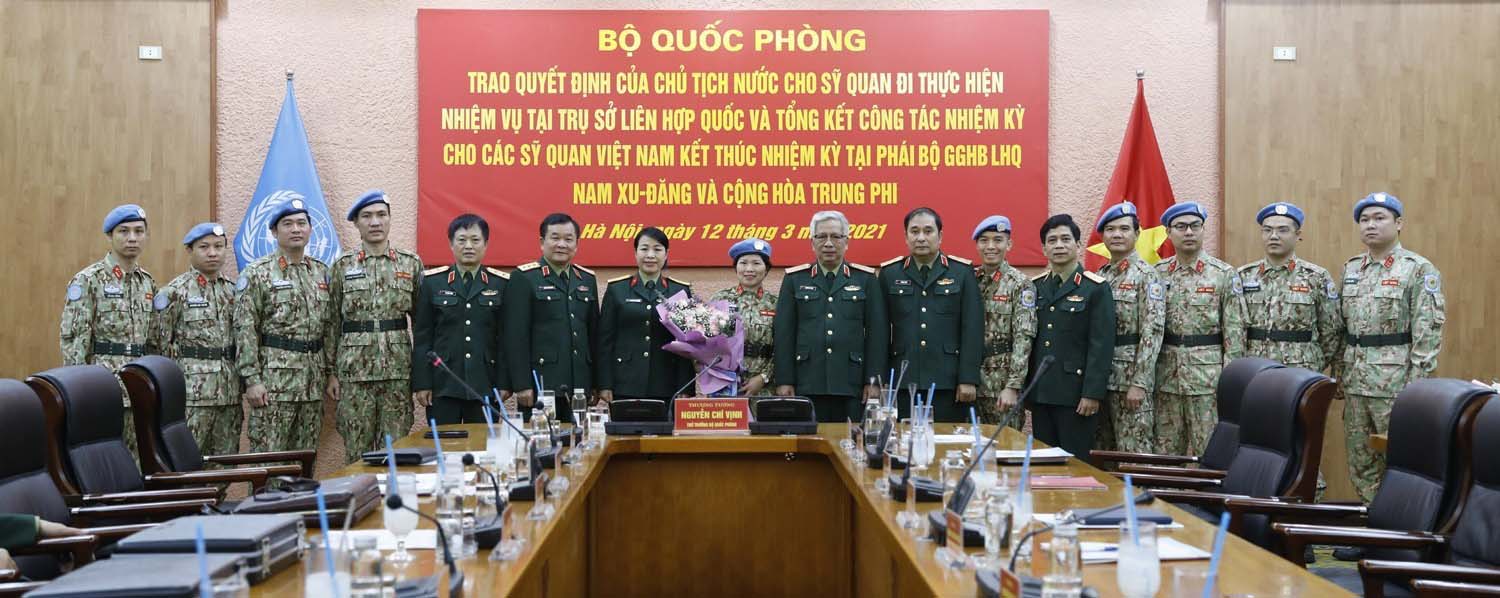 Thượng tướng Nguyễn Chí Vịnh, Thứ trưởng Bộ Quốc phòng với các sỹ quan.