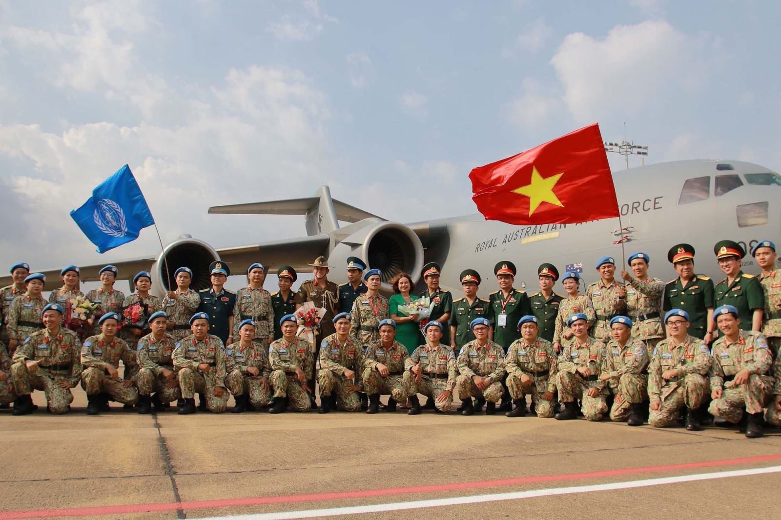 Lãnh đạo Bộ Quốc phòng, Đại sứ quán Australia tại Việt Nam cùng cán bộ, nhân viên Bệnh viện dã chiến cấp 2 số 3 chụp ảnh lưu niệm trước khi lên đường làm nhiệm vụ tại Bentiu, Nam Sudan.