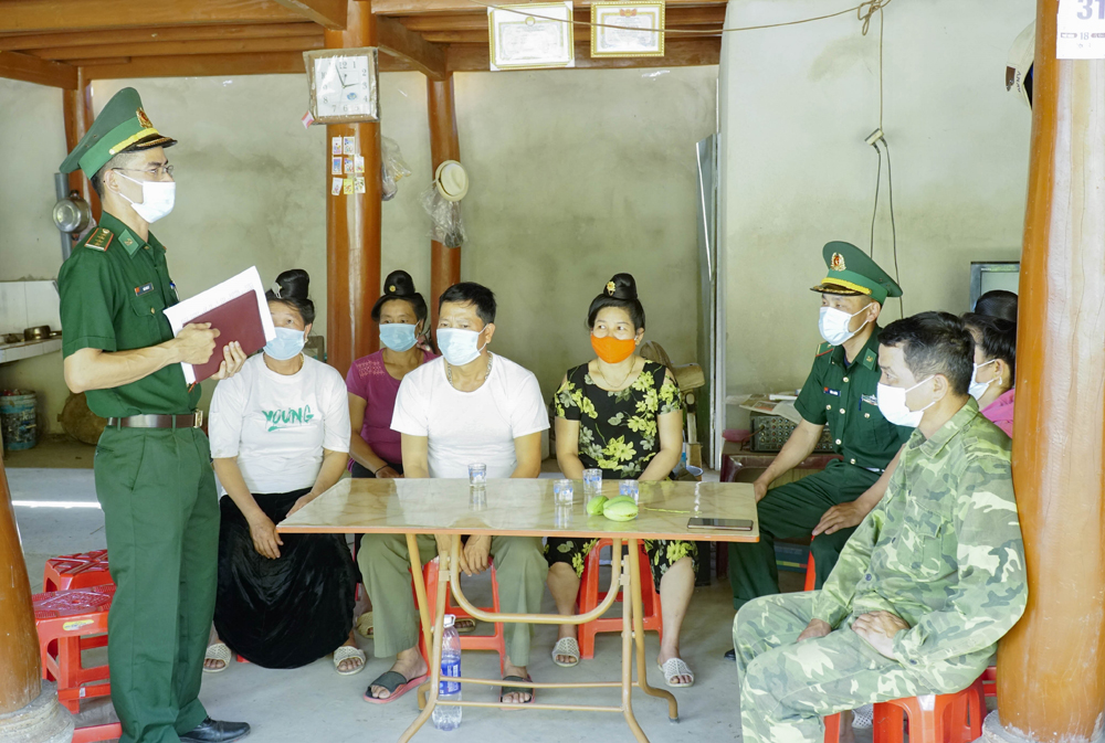 Cán bộ Đồn Biên phòng Mường Nhà (Điện Biên) tuyên truyền về công tác bầu cử cho người dân ở bản Na Phay, xã Mường Nhà.