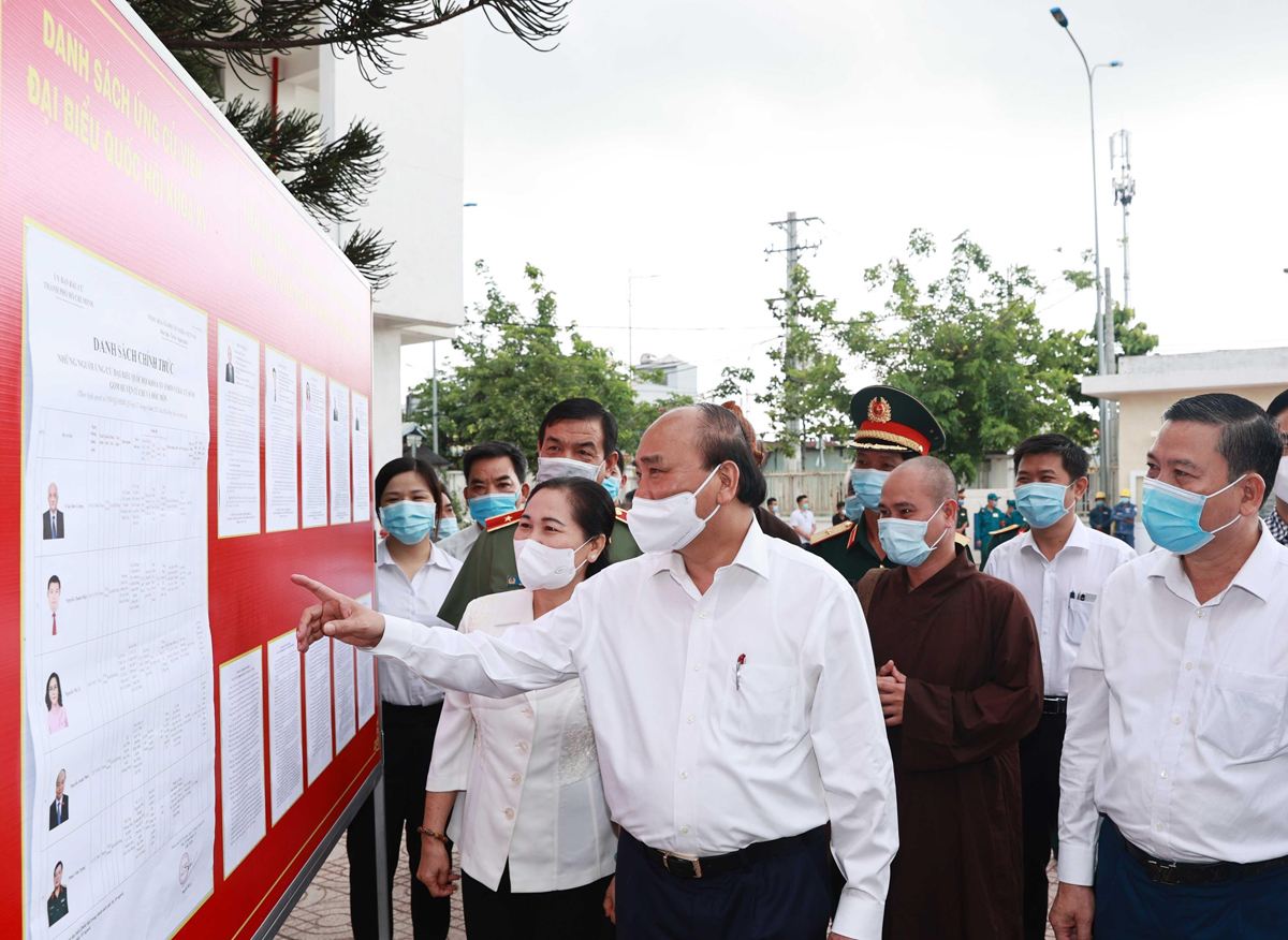 Chủ tịch nước Nguyễn Xuân Phúc xem danh sách các ứng cử viên đại biểu Quốc hội được niêm yết tại xã Trung Chánh, huyện Hóc Môn (TP Hồ Chí Minh).