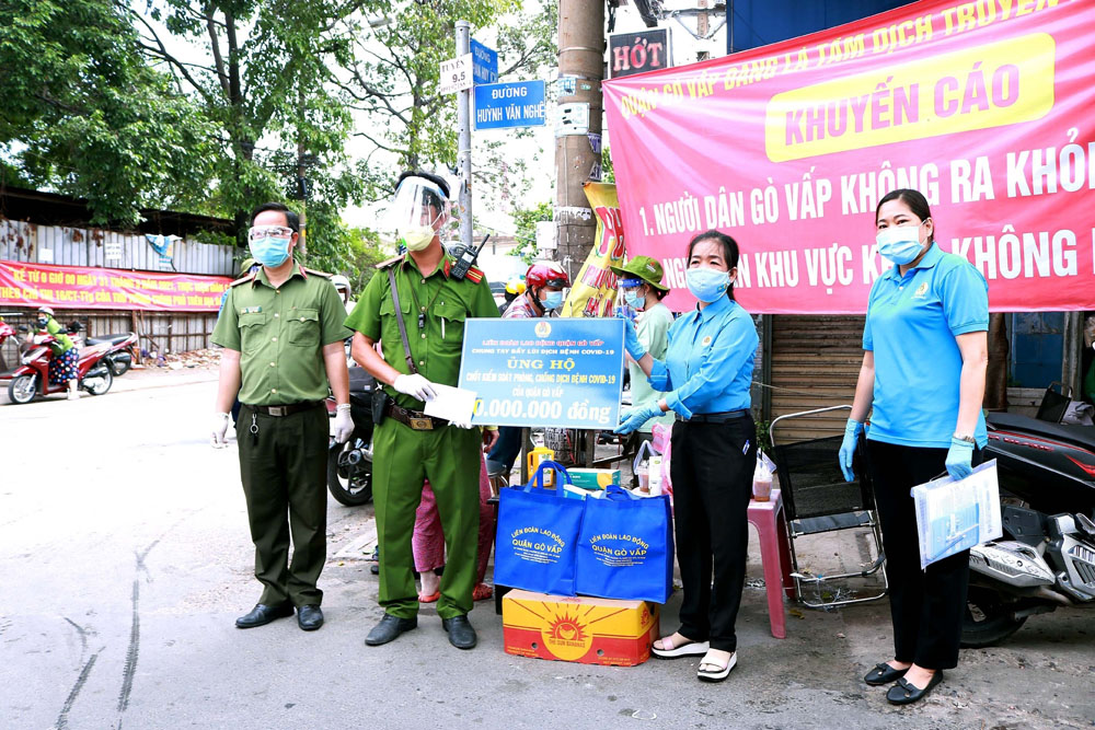 Liên đoàn Lao động quận Gò Vấp tặng quà lực lược trực tại chốt giao trên đường Huỳnh Văn Nghệ - Phan Huy Ích.