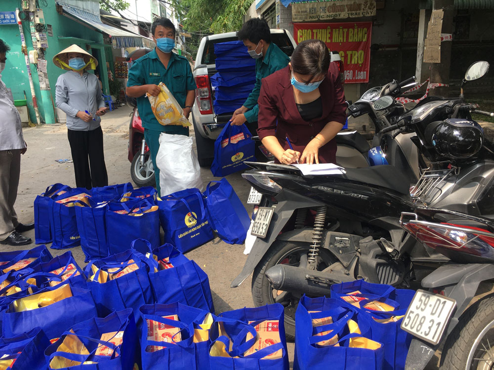 Quà tặng của Liên đoàn Lao động quận Tân Phú cho người lao động có hoàn cảnh khó khăn trong khu cách ly tại hẻm 25/49 và 25/18/6 Nguyễn Minh Châu.