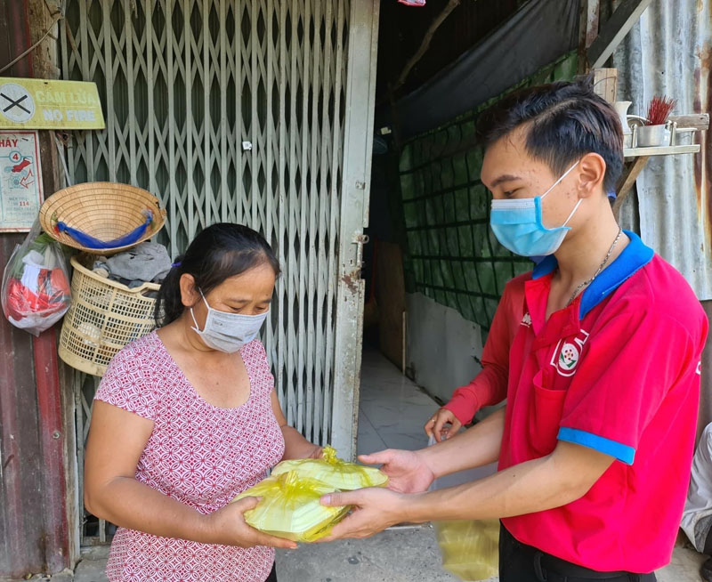 Đoàn viên thanh niên quận Tân Phú tặng nhu yếu phẩm cho cho người lao động trên địa bàn bị mất việc làm vì dịch bệnh.