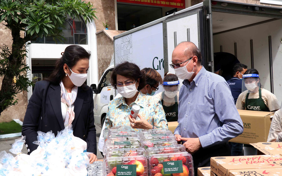 Bà Tô Thị Bích Châu, Chủ tịch Ủy ban MTTQ Việt Nam TP Hồ Chí Minh (giữa) kiểm tra chất lượng các suất ăn gửi đến lực lượng tuyến đầu chống dịch.