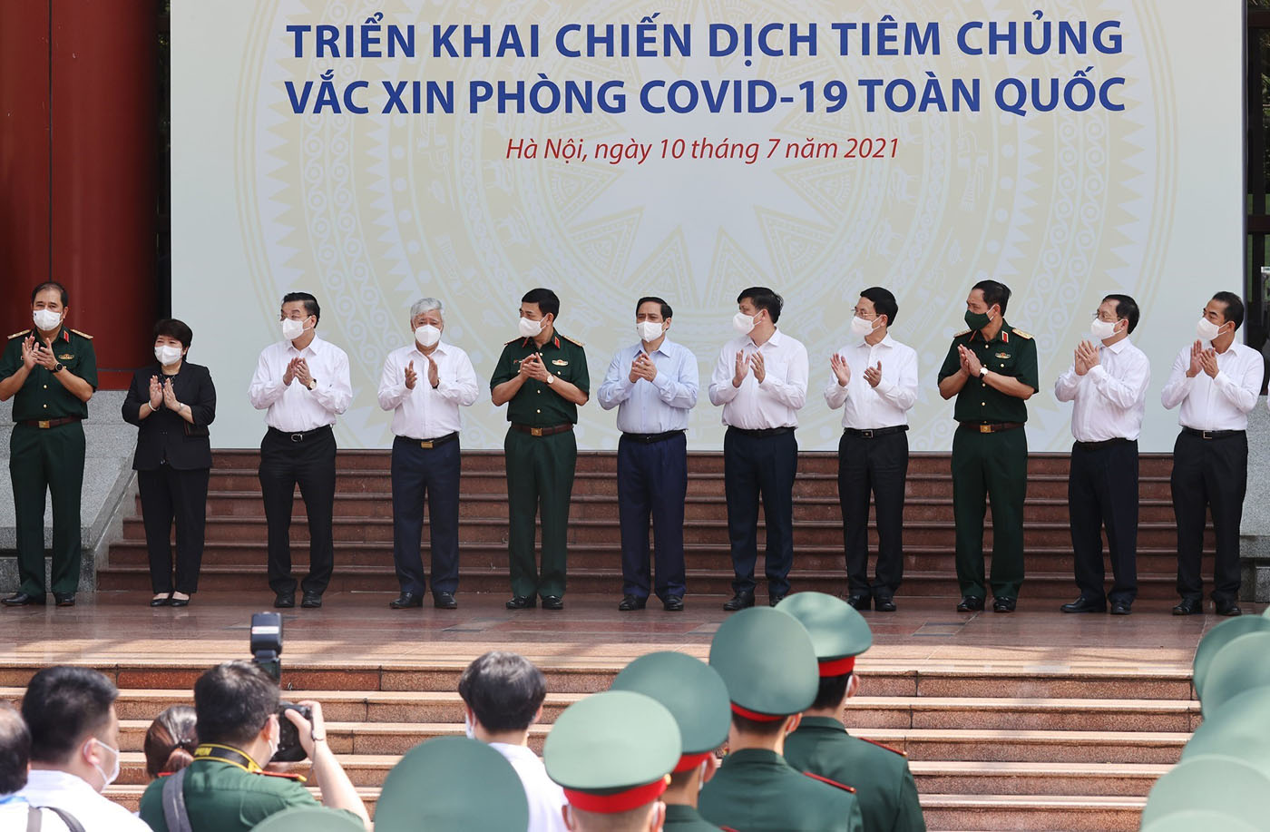 Thủ tướng Phạm Minh Chính và các đại biểu dự Lễ phát động triển khai Chiến dịch tiêm chủng vaccine phòng COVID-19 toàn quốc.