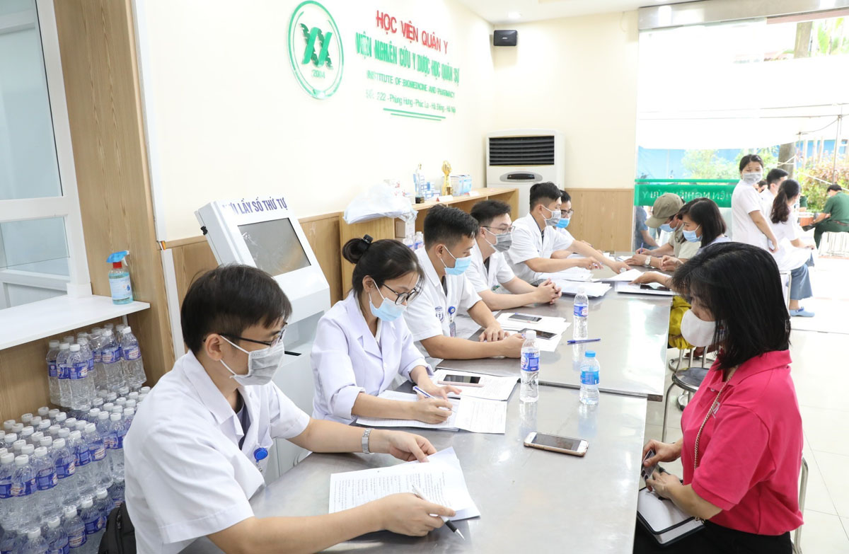 Tình nguyện viên đến đăng ký tiêm thử nghiệm vaccine Nano Covax phòng COVID-19.