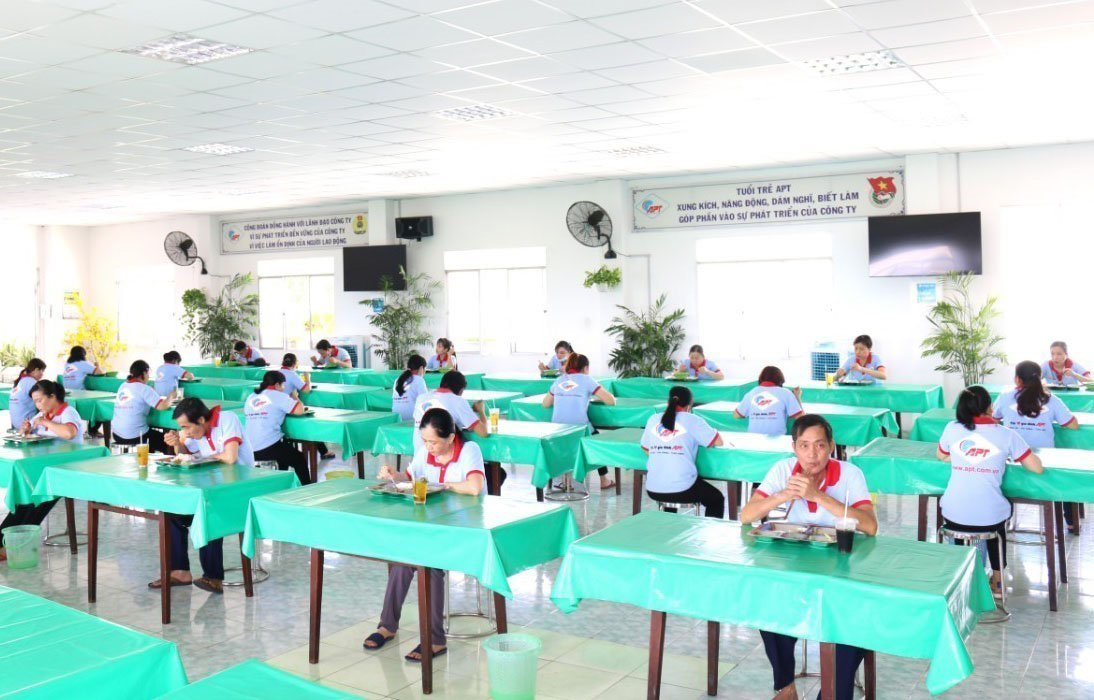 Khu vực nhà ăn tập thể được sắp xếp theo quy định tại Công ty cổ phần Kinh doanh Thủy hải sản Sài Gòn.