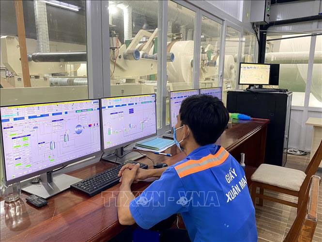 Công nhân lao động Công ty TNHH giấy Xuân Mai, ở khu công nghiệp Hiệp Phước thực hiện giờ làm giãn cách.