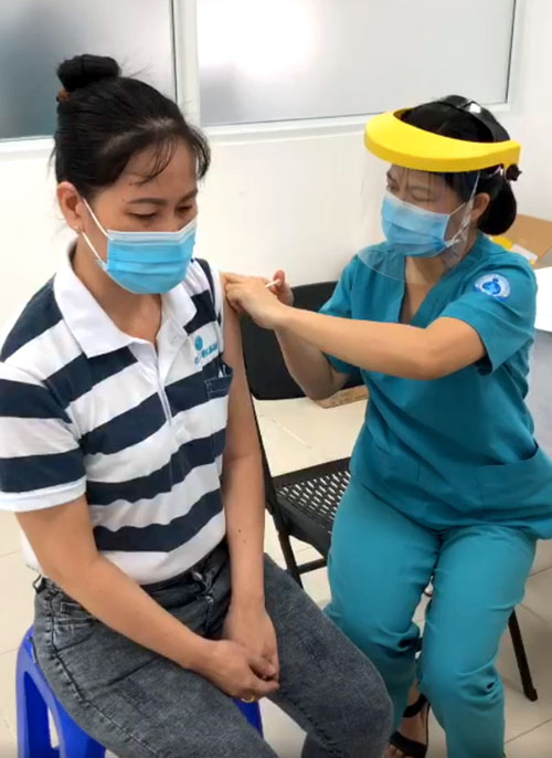 Tiêm chủng vaccine phòng COVID-19 cho công nhân tại Khu chế xuất Tân Thuận.
