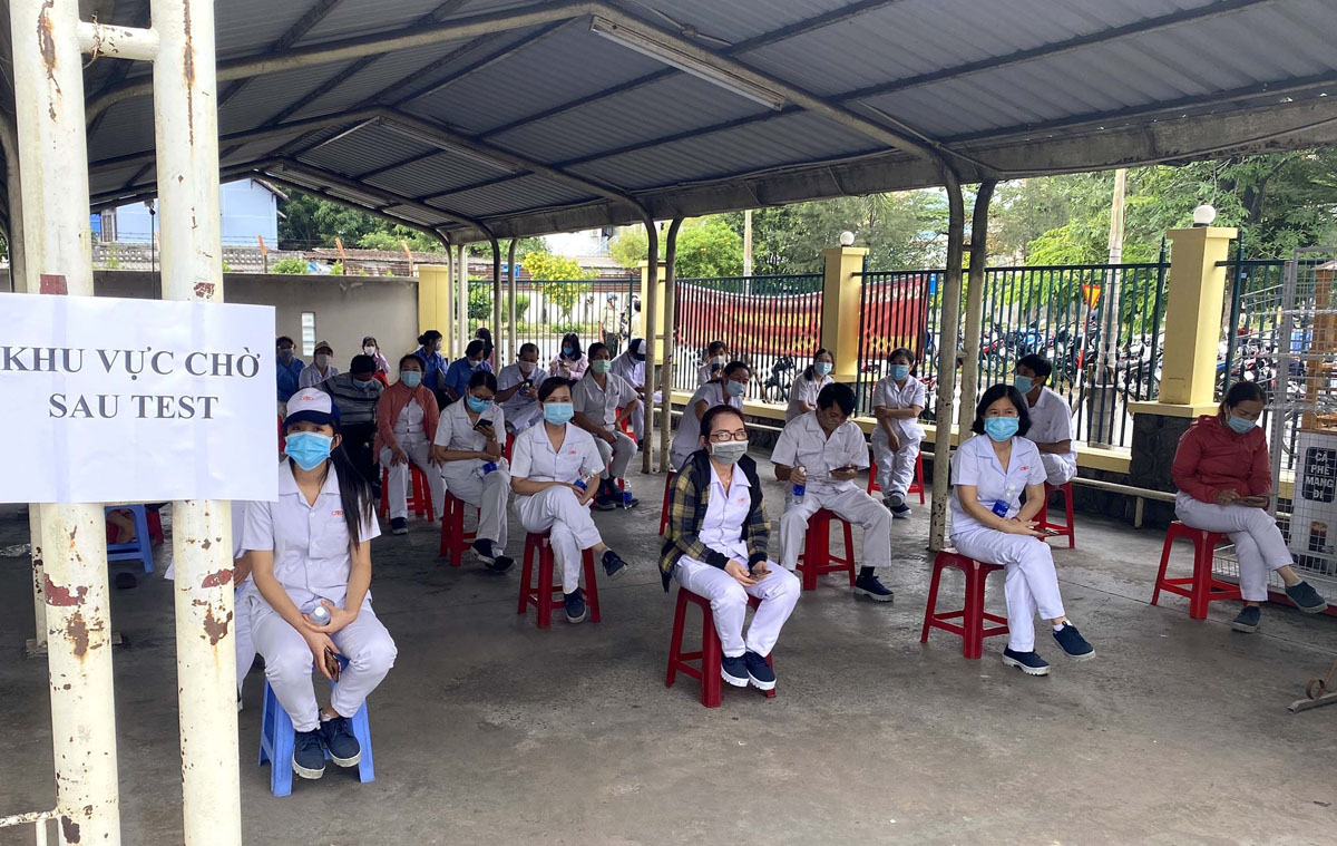 Công nhân Công ty TNHH Nagata Việt Nam được lấy mẫu xét nghiệm COVID-19.
