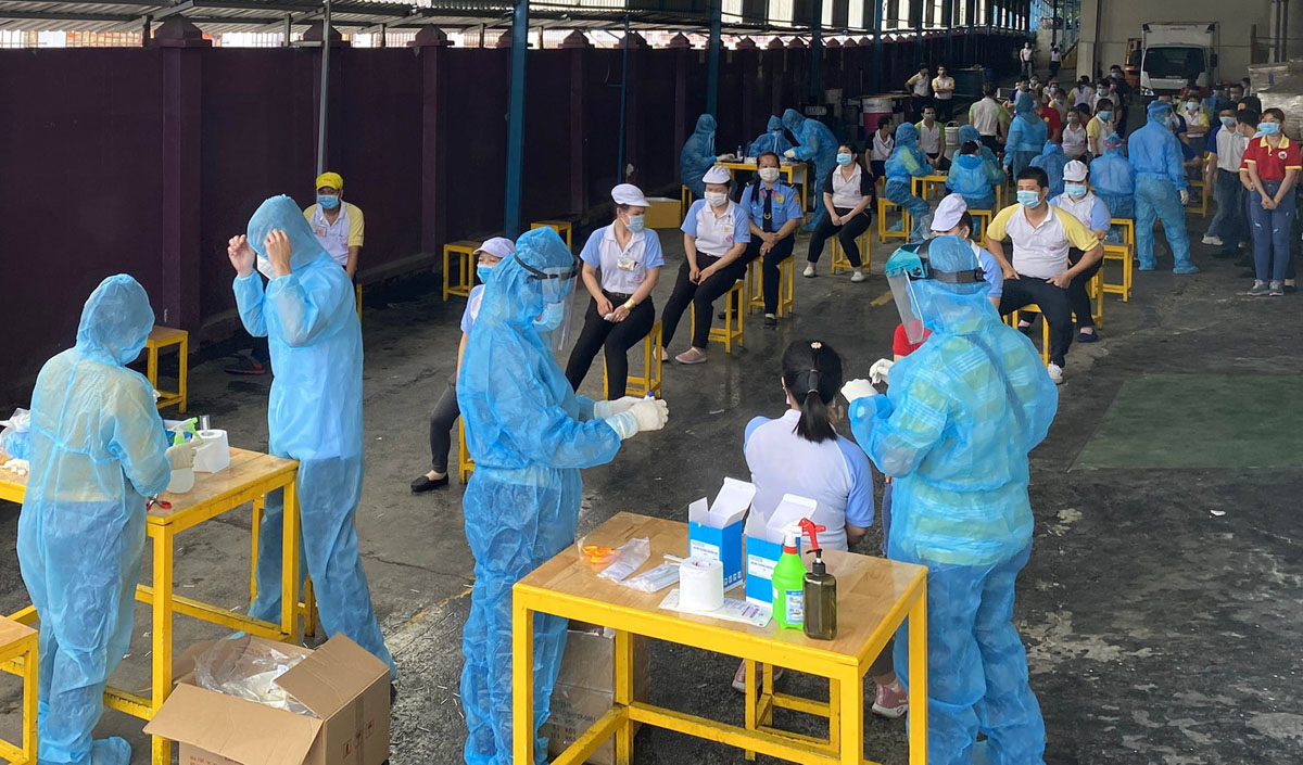Thực hiện xét nghiệm sàng lọc COVID-19 ngẫu nhiên cho công nhân Công ty TNHH Solen Việt Nam.