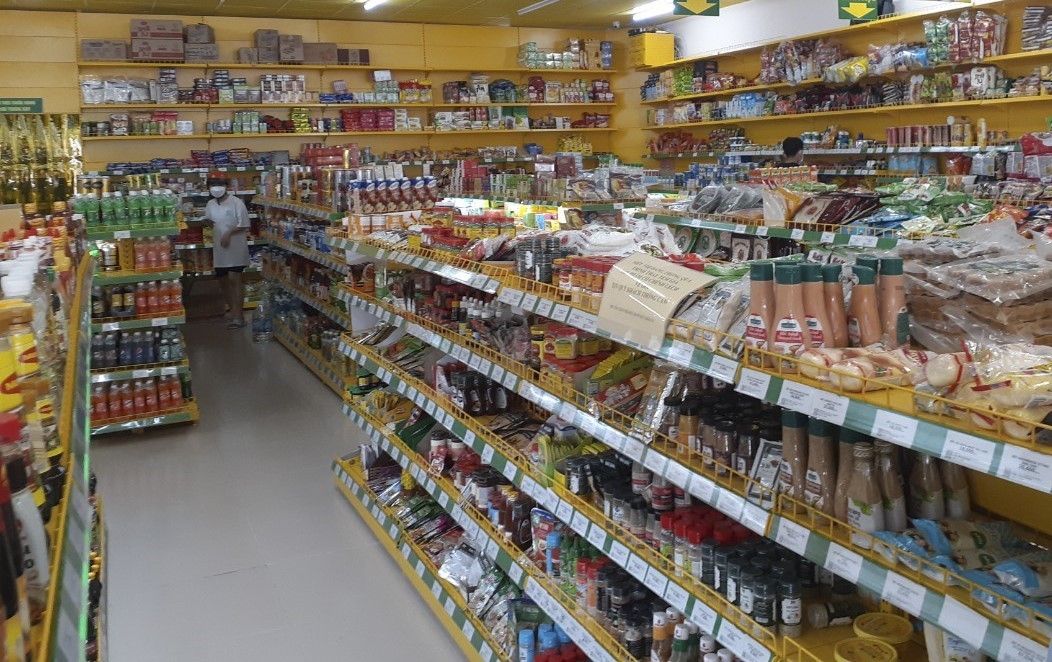 Các mặt hàng thực phẩm thiết yếu số lượng phong phú tại siêu thị trên địa bàn tỉnh Hậu Giang.