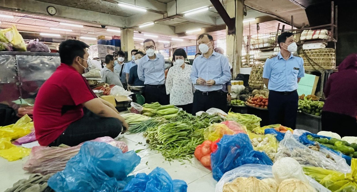 Thứ trưởng Bộ Công Thương Đỗ Thắng Hải đi kiểm tra nguồn cung hàng hóa tại các chợ truyền thống tại TP Hồ Chí Minh.