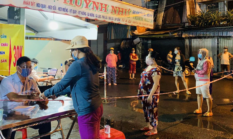 Người dân đi chợ Bình Thới, Quận 11 đi từ sớm, đảm bảo giãn cách xã hội.