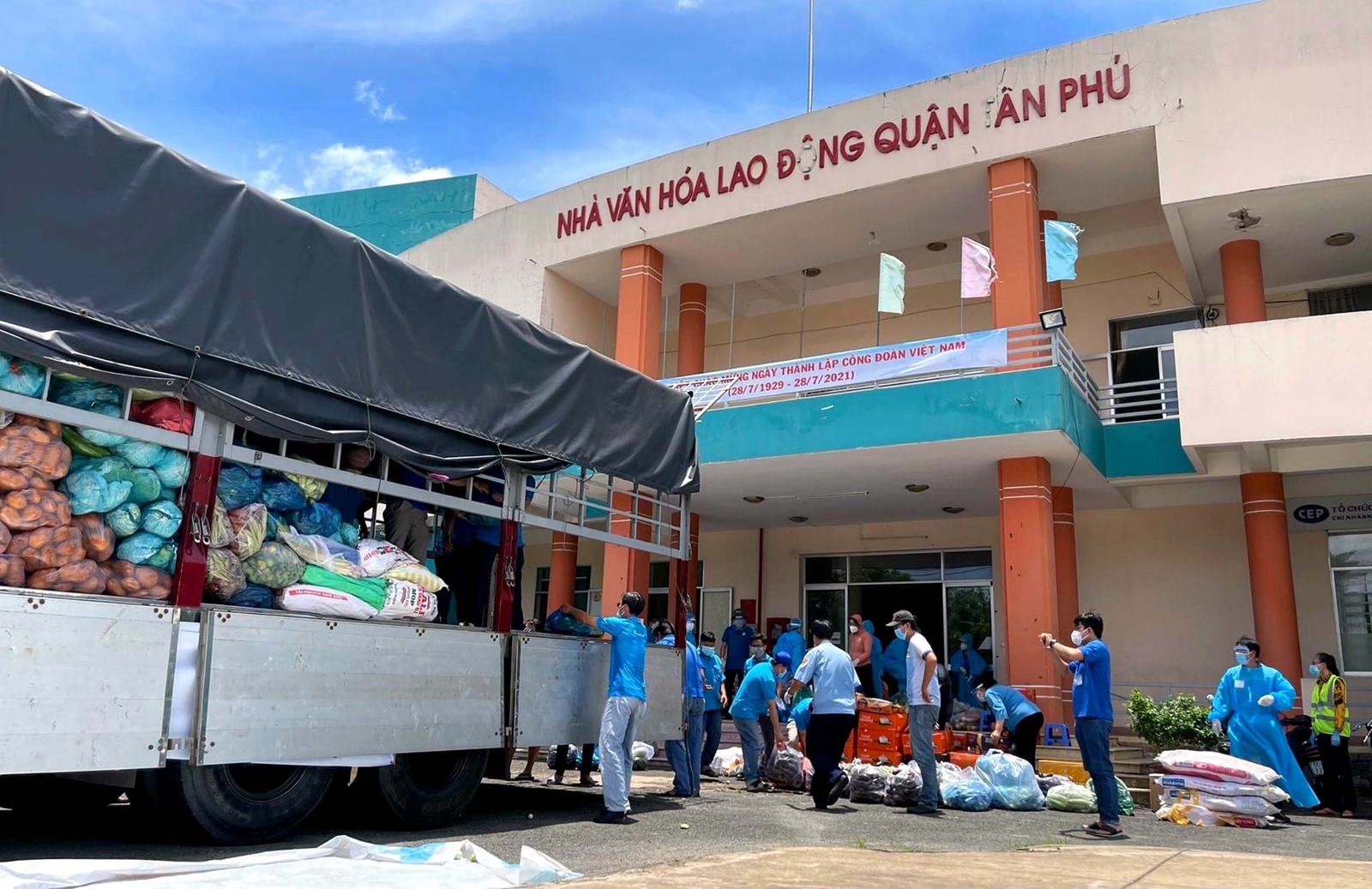 Liên đoàn Lao động quận Tân Phú tiếp nhận hàng tấn hàng hóa, lương thực thực phẩm của đồng bào các tỉnh trong cả nước hỗ trợ công nhân ở trọ, người nghèo trong khu phong tỏa.