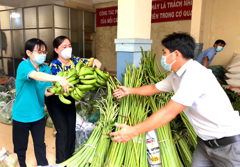 Hội Nông dân và Công đoàn viên chức Thành phố tiếp nhận và vận chuyển nông sản, lương thực, thực phẩm gửi đến công nhân, người nghèo.