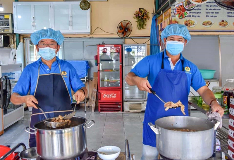 Nhóm thiện nguyện chuẩn bị suất ăn nghĩa tình công đoàn Gò Vấp cho công nhân, người lao động nghèo ở các khu trọ, khu vực bị phong tỏa.