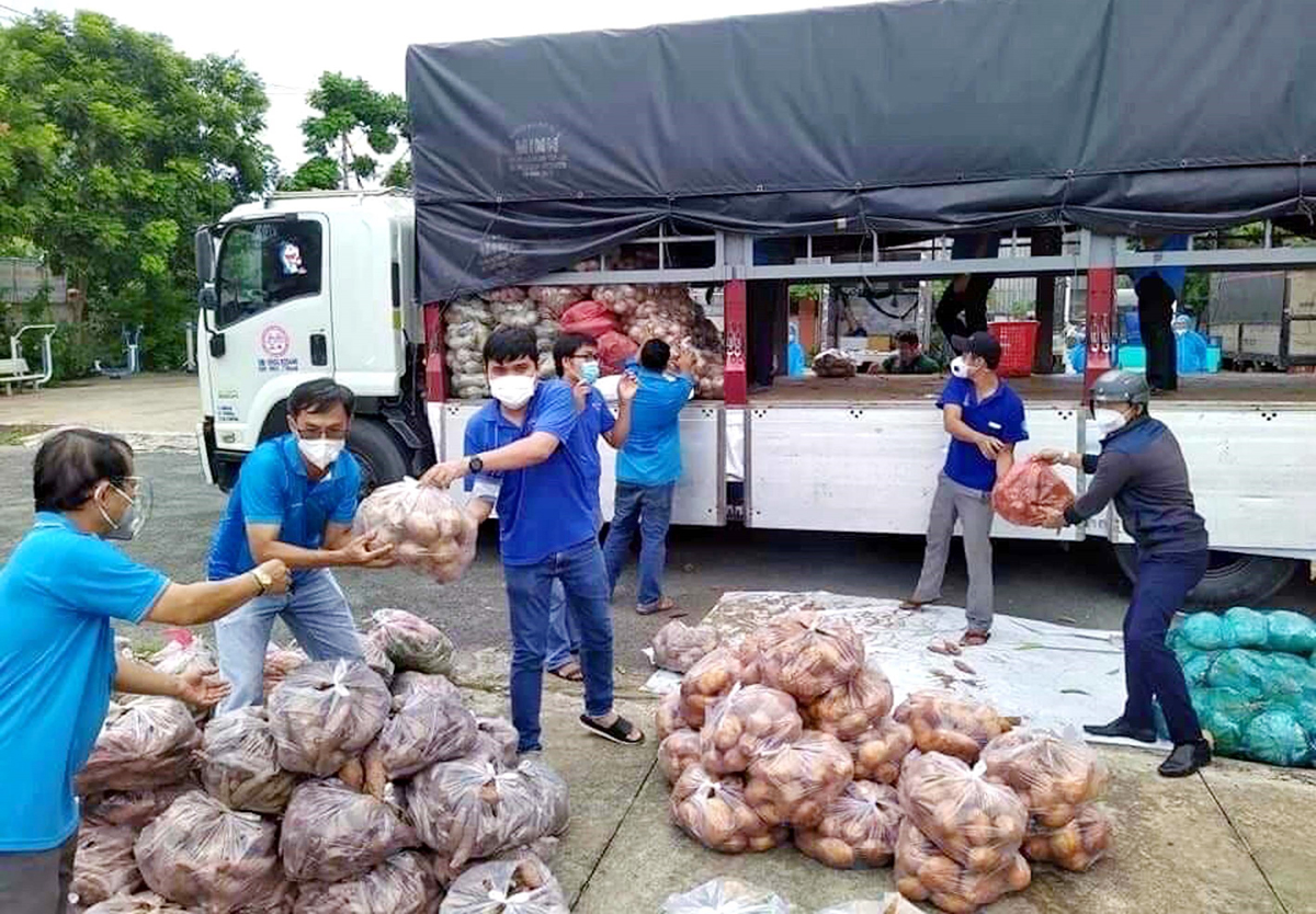 Liên đoàn Lao động Quận 8 trao quà công nhân, người lao động nghèo ở các khu trọ, khu vực bị phong tỏa.