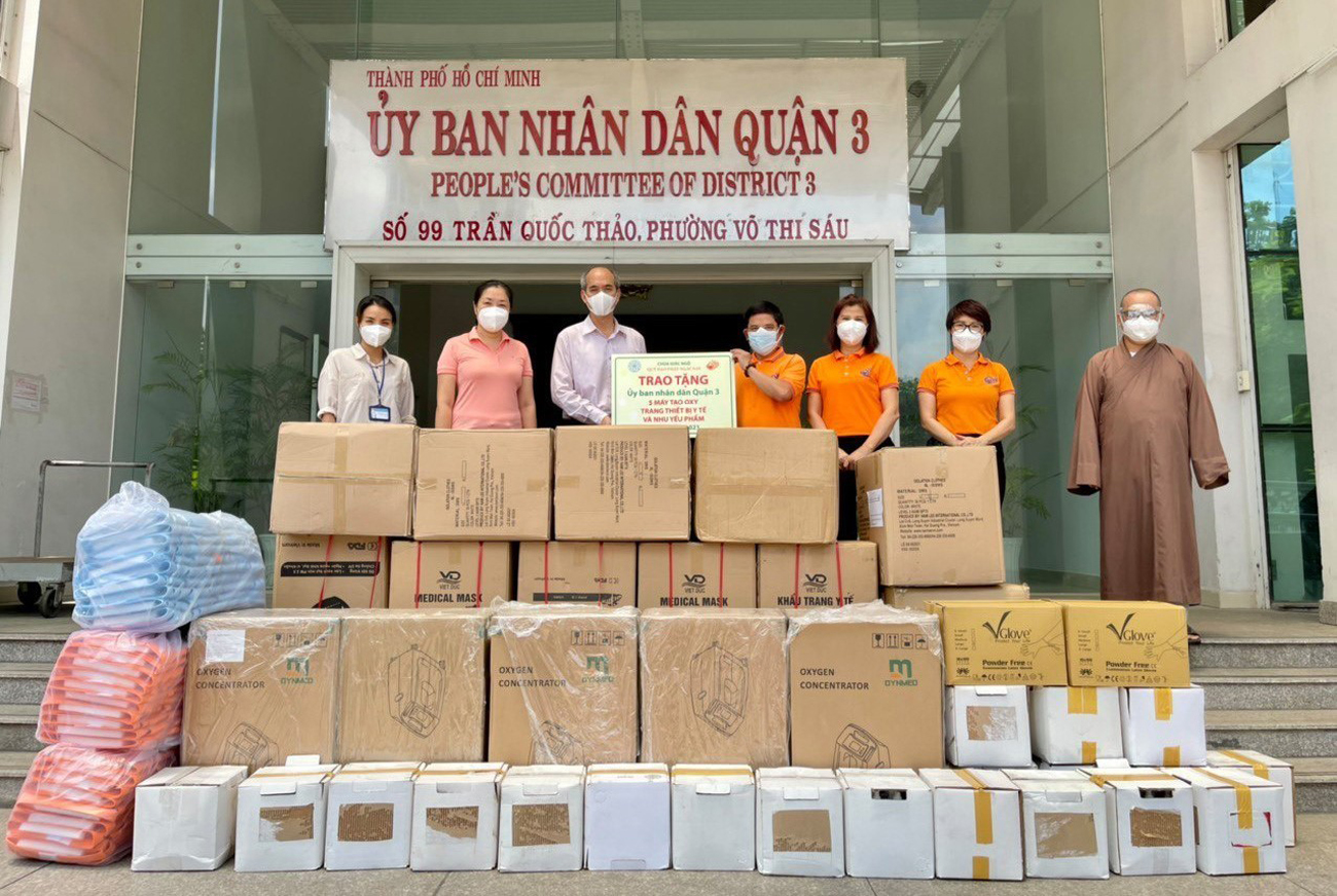 Quỹ Đạo Phật Ngày nay - Chùa Giác Ngộ trao tặng UBND Quận 3 các trang thiết bị, vật tư y tế, nhu yếu phẩm.