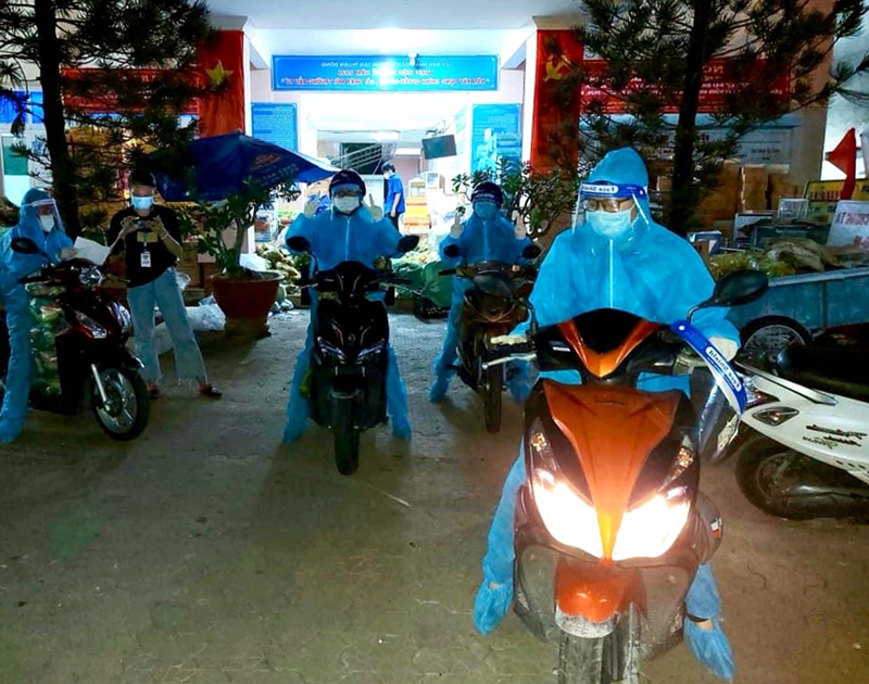 “Đội tiếp ứng thực phẩm tại nhà” Quận 7 sẵn sàng vận chuyển hàng hóa, lương thực thực phẩm hỗ trợ công nhân ở trọ, người nghèo trong khu phong tỏa ngay trong đêm.
